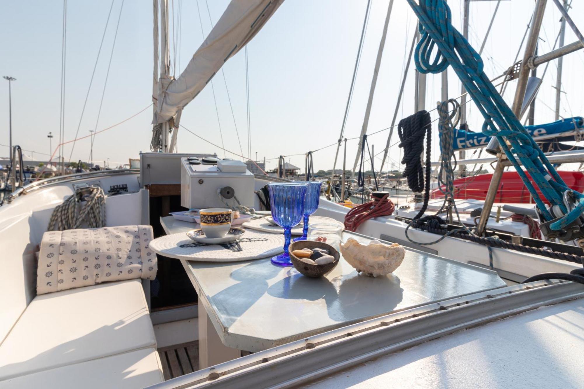 Quo Vadis Yacht Hotel Bari Exterior foto