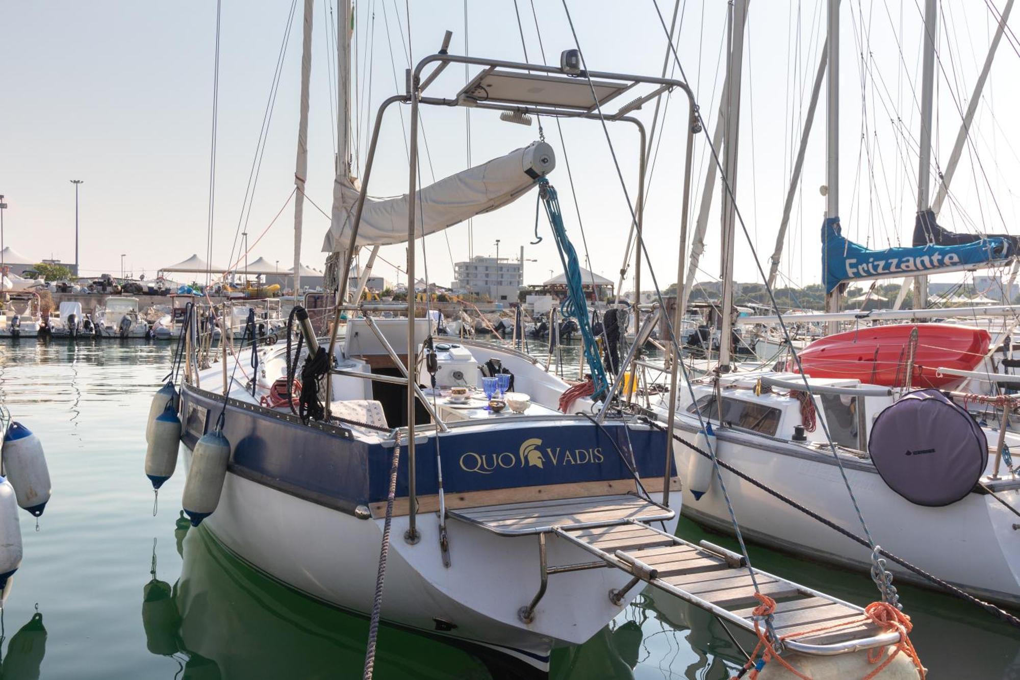 Quo Vadis Yacht Hotel Bari Exterior foto